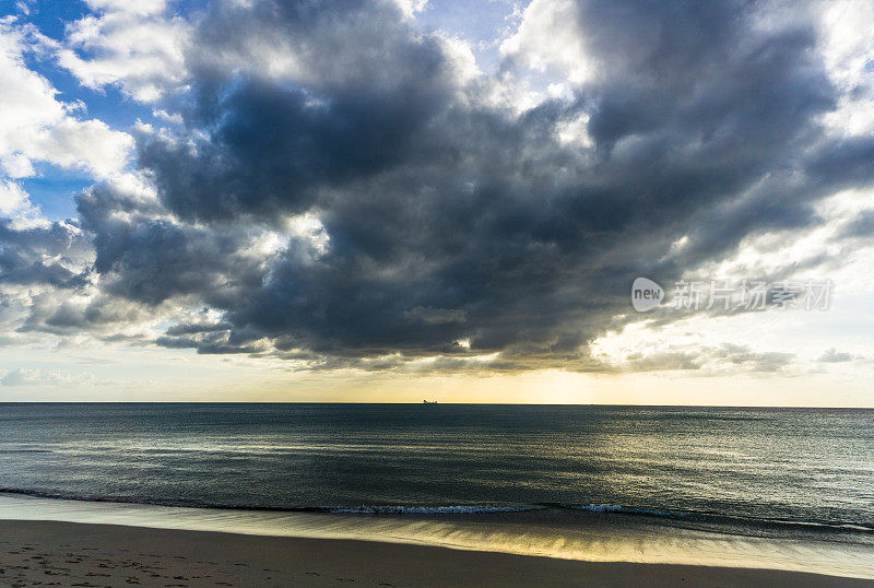 云类型:戏剧性的天空，层云，积云，层积云在日落的热带海滩，Ko Lanta，甲米，泰国。
